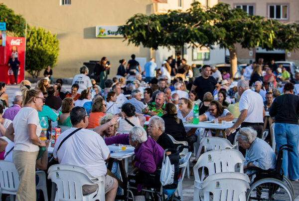 Vecinos del Castillo del Romeral disfrutando de una comida juntos - Coalición Canaria